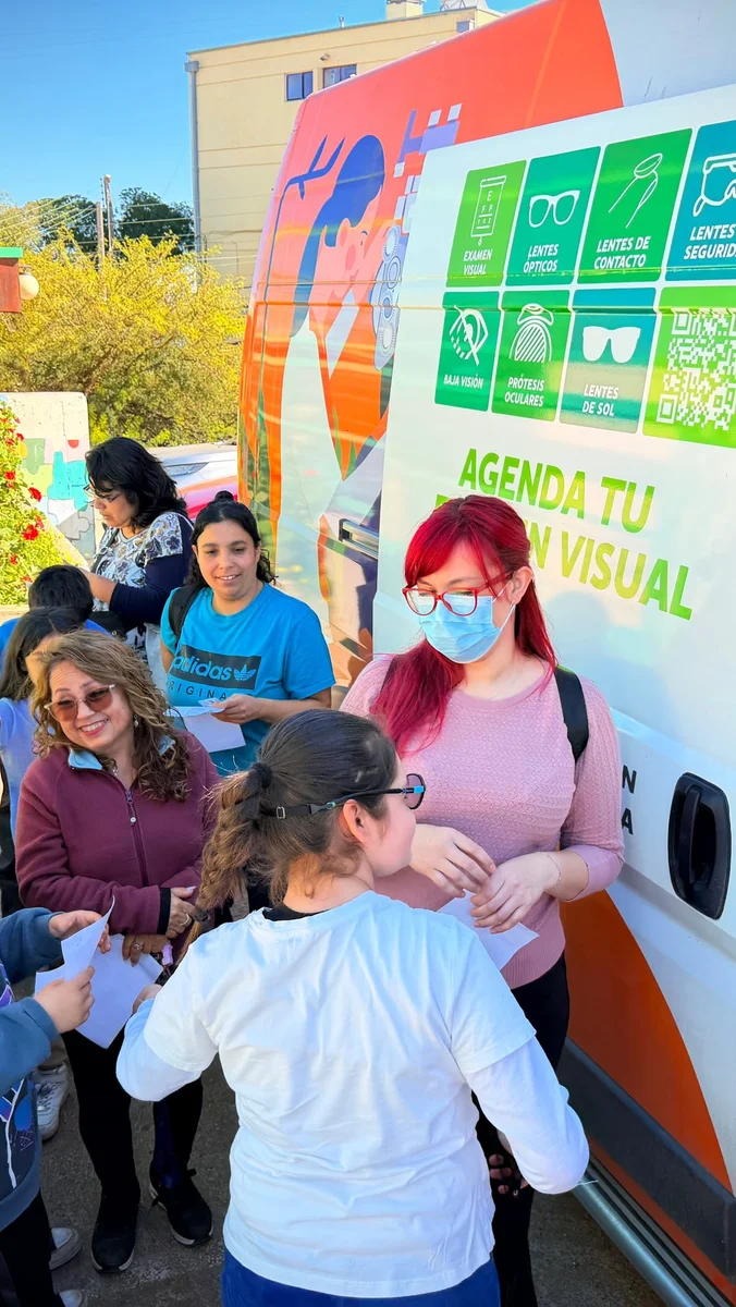 Atención visual comunitaria en terreno con la clínica móvil